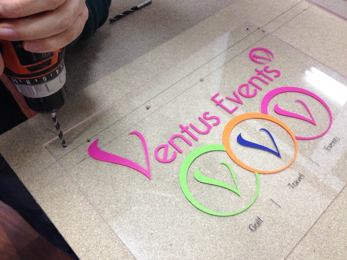 Pleksi Yönlendirme Tabelası ve Krom Başlıklı Vida Uyguylaması