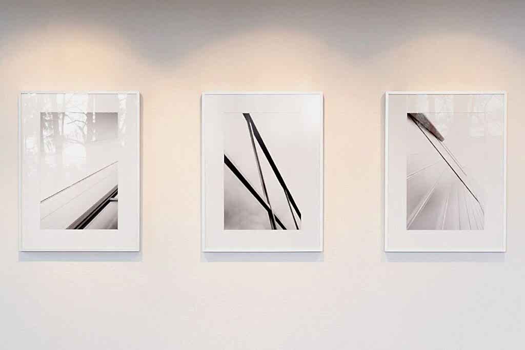 f.l.t.r. normal cam parlak, bir tarafta beyaz cam mat, doğrudan pencerenin karşısında yansıma önleyici cam